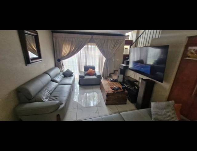 3 BEDROOM TOWNHOUSE FOR SALE IN HEUWELSIG ESTATE